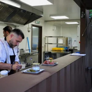 Cuisine professionnelle dans un Cargo Snack Bluetainer au Château de Valmy