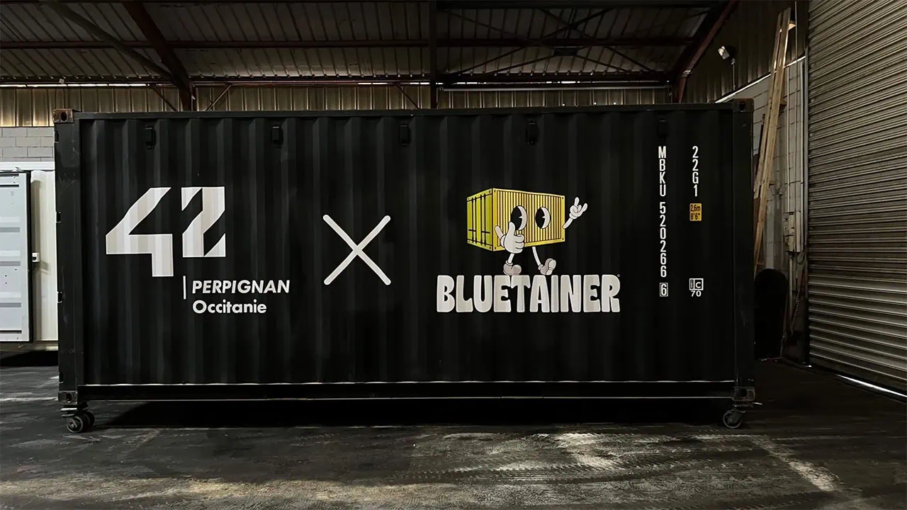 Container événementiel Bluetainer CargoEvent 20ft pour l’école 42 Perpignan, installé au festival Les Déferlantes 2024 en Occitanie pour des ateliers d’intelligence artificielle.
