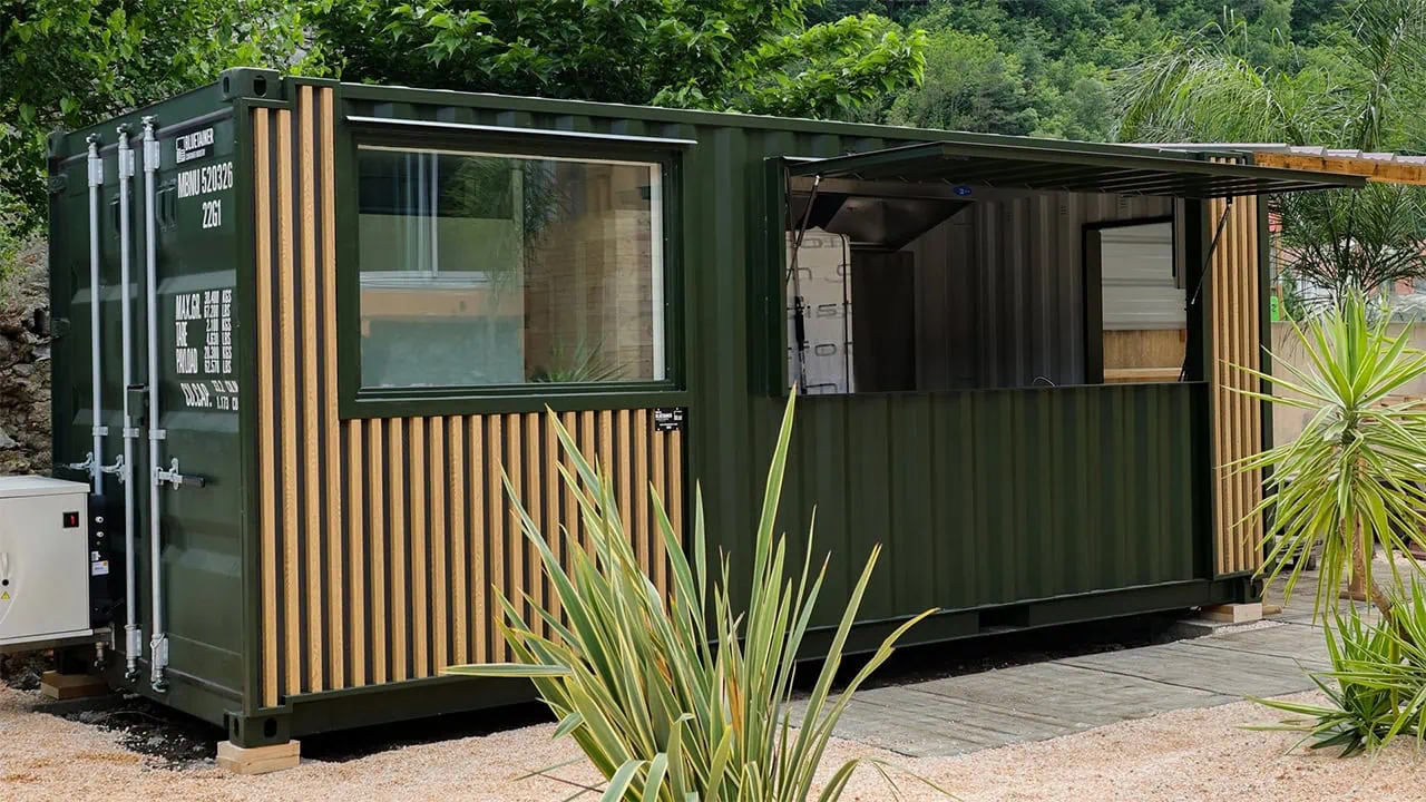 Container cuisine Bluetainer CargoFood 20ft à Prats Beach, Prats-de-Mollo, aménagé pour la restauration estivale.