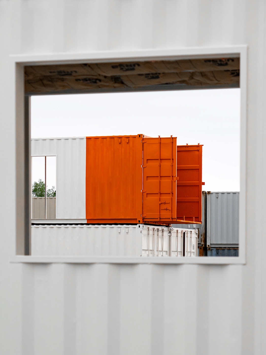 Bureau conteneur Bluetainer peint blanc et orange, vue encadrée design industriel