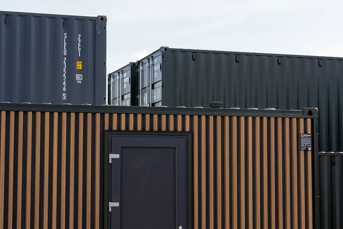 Bardage extérieur effet bois appliqué sur un container maritime aménagé