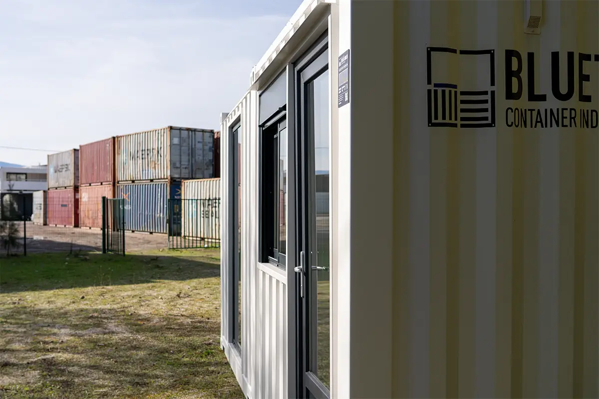 Bureau en container maritime aménagé par Bluetainer avec menuiseries vitrées