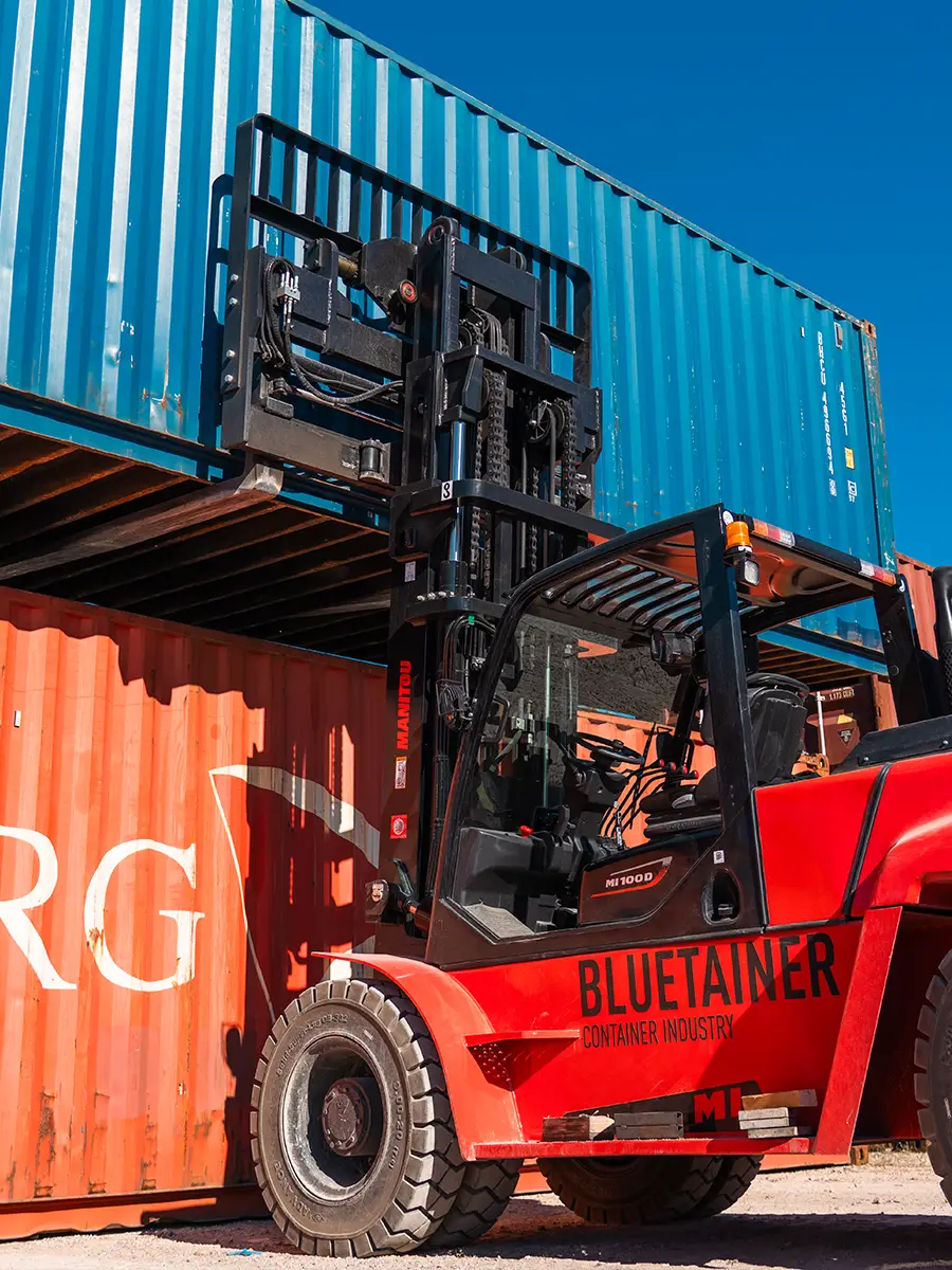 Container maritime manutentionné sur site à l’aide d’un chariot élévateur