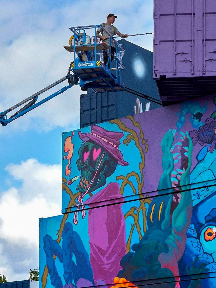 Container maritime utilisé comme support d’expression artistique lors d’un festival
