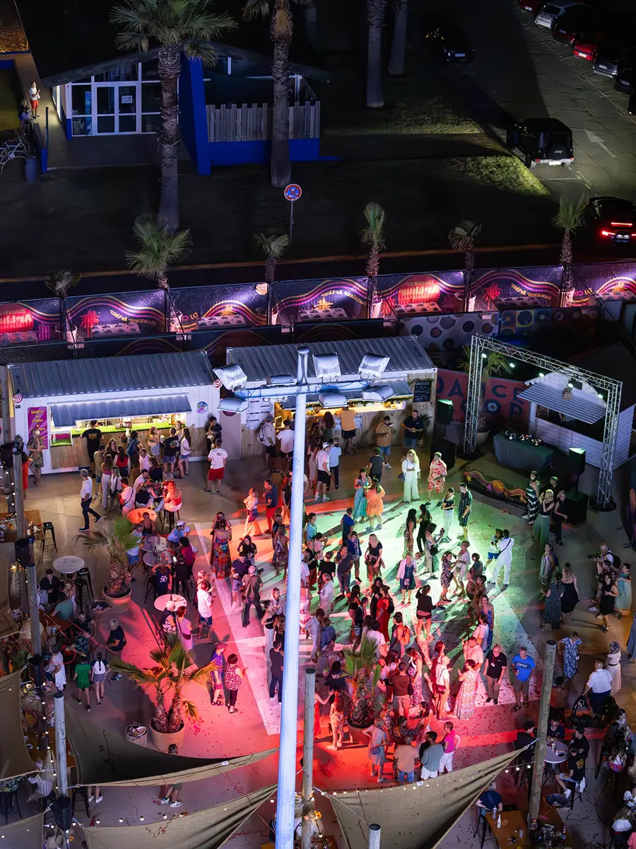 Vue aérienne d’un événement accueillant plusieurs containers maritimes aménagés