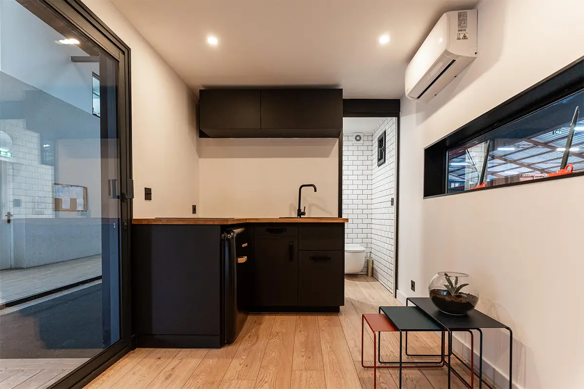 Intérieur d’un habitat en container maritime 20 pieds avec cuisine équipée et sanitaires