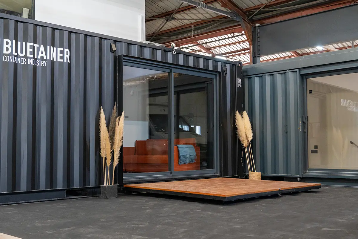 Vue extérieure d’un logement en container maritime Cargo Tiny 20 FT aménagé