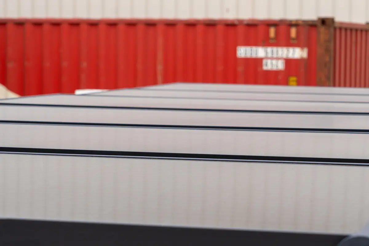 Panneaux solaires installés sur le toit d’un container maritime aménagé