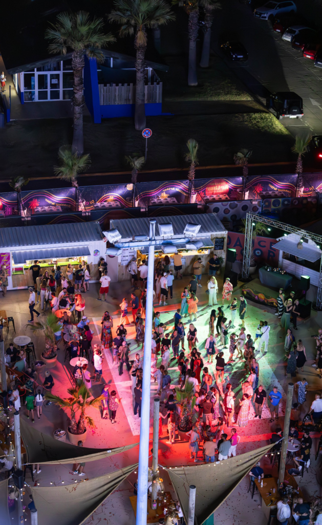 Container événementiel exploité en festival nocturne avec bar et espace de restauration