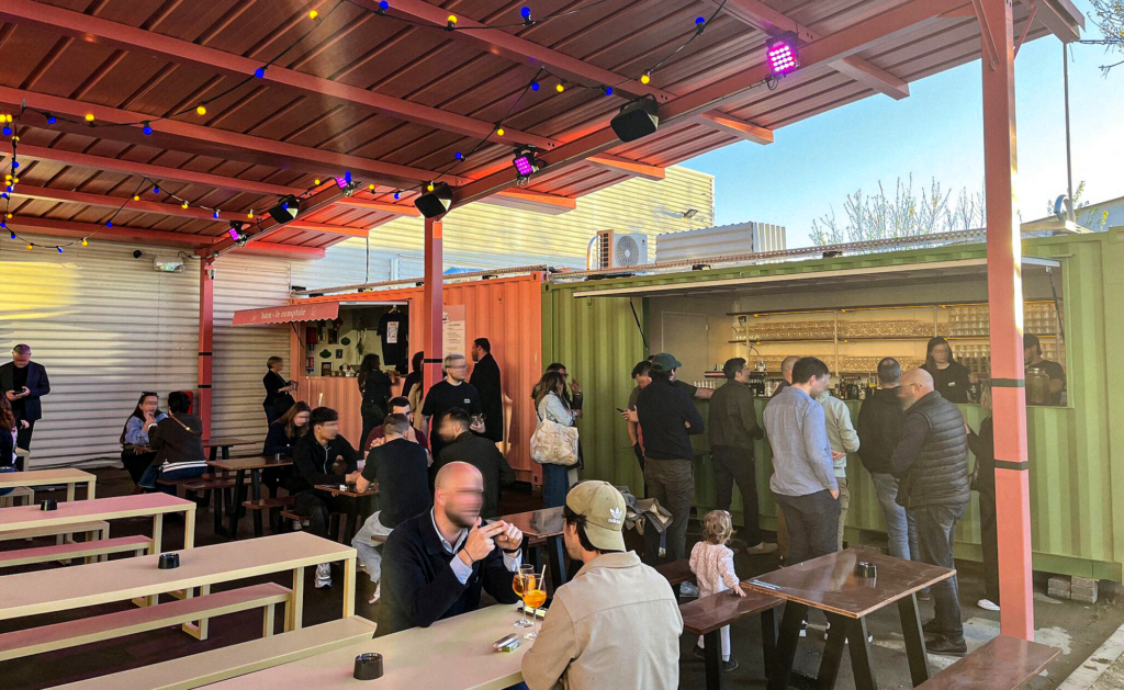 Container événementiel aménagé en bar et espace de restauration extérieur