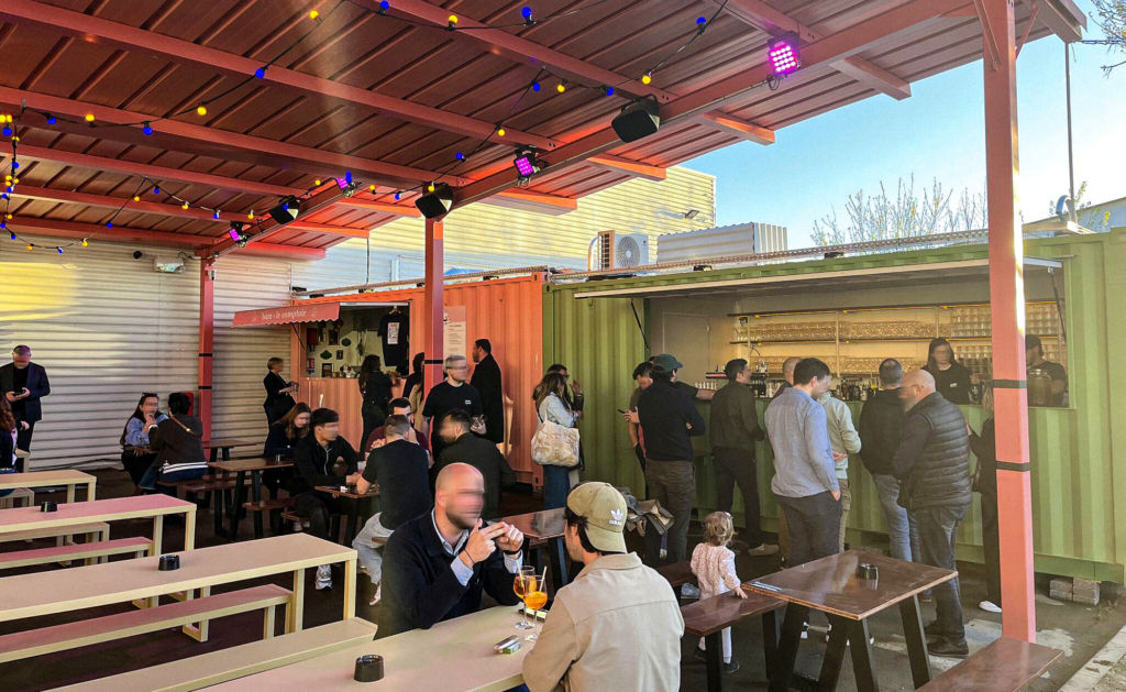 Container événementiel aménagé en bar et espace de restauration extérieur