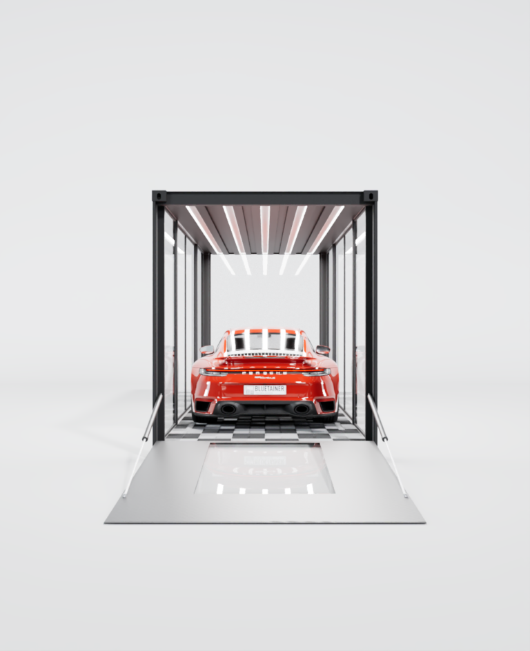 Façade frontale ouverte du Cargo Display X avec Porsche rouge exposée sous éclairage LED.