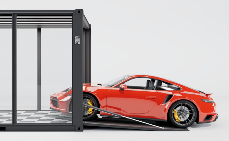 Porsche rouge entrant dans le Cargo Display X via la rampe d'accès intégrée.