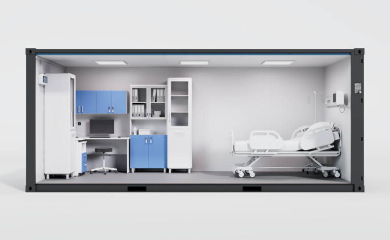 Vue de face intérieure d'un conteneur 20 pieds aménagé en unité de soin avec poste médical, armoires de stockage et lit hospitalier.