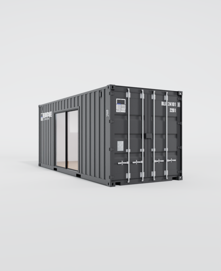 Conteneur 20 pieds aménagé en bureau avec baie vitrée coulissante.