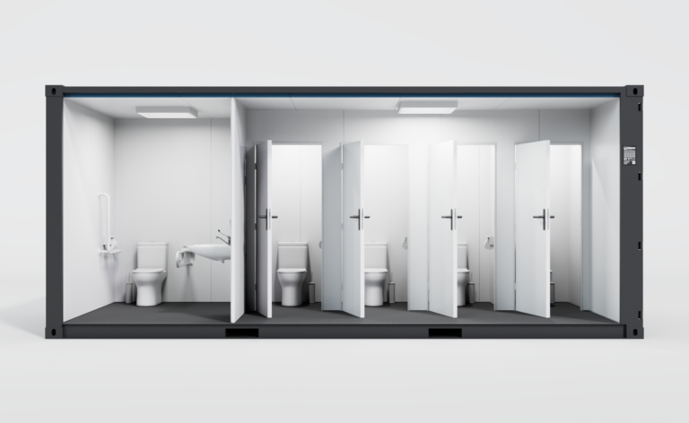 Vue de face d'un bloc sanitaire conteneur avec cabine PMR, WC classiques et lavabo.