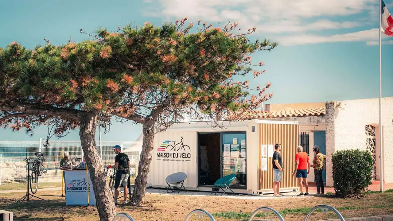 Container autonome en énergie Bluetainer – Maison du Vélo de Sud Roussillon à Saint-Cyprien, équipé de panneaux photovoltaïques et batteries.