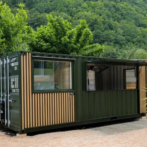 Cuisine de restaurant aménagée dans un container maritime avec ouverture de service