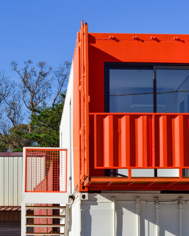 Découvrez notre édition Blue Friday de la semaine.Une sélection de projets qui mettent en avant l’utilisation du conteneur maritime, son esthétique unique et ses nombreuses applications à travers le monde.Designed by Bluetainer, to think outside the container.#BlueFriday #Architecture #Curation #ModularLiving #Cargotecture #ShippingContainer #Design #editorial