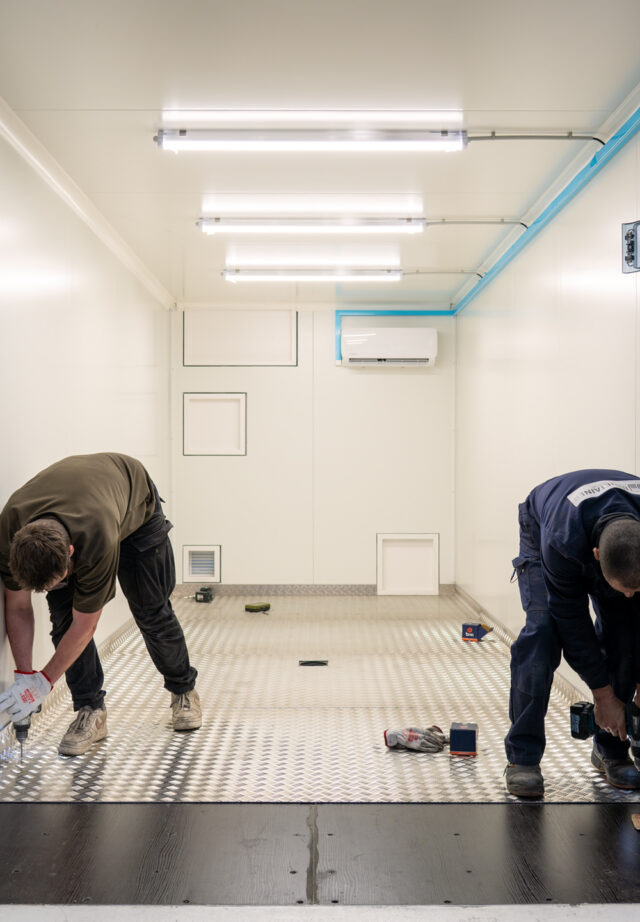 Fin de projet.Un lot de containers en phase de dernières finitions, bientôt prêts à être déployés sur site.
Une solution pensée pour les environnements techniques : mise en place rapide, emprise maîtrisée, mobilité et adaptation aux contraintes d’exploitation.Idéal pour créer des locaux techniques, zones de maintenance, espaces de stockage sécurisé ou postes de supervision, avec une structure robuste et durable.Une approche responsable, basée sur le réemploi, la limitation des travaux lourds et une exploitation dans le temps.Une solution pragmatique, directement opérationnelle.