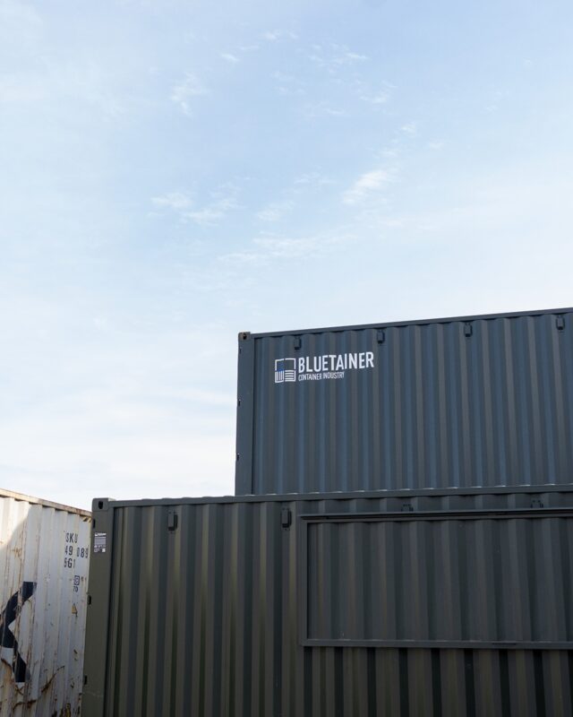 Découvrez notre édition Blue Friday de la semaine.Une sélection de projets qui mettent en avant l’utilisation du conteneur maritime, son esthétique unique et ses nombreuses applications à travers le monde.Designed by Bluetainer, to think outside the container.#BlueFriday #Architecture #Curation #ModularLiving #Cargotecture #ShippingContainer #Design #Editorial