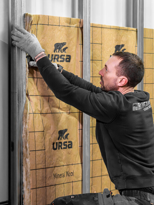 Le besoin du client était clair : disposer d’un bureau de jardin confortable, utilisable toute l’année, conçu à partir d’un container 20 pieds premier voyage.À l’atelier, l’installation de l’isolation est en cours afin d’assurer le confort thermique de l’espace, et sera complétée par une climatisation réversible.Chez Bluetainer®, chaque projet est pensé selon l’usage réel du client.La suite à découvrir prochainement.